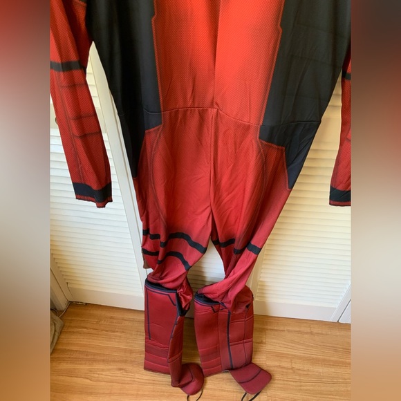 DEADPOOL AND WOLVERINE COSTUME BY SPIRIT HALLOWEEN - Picture 2 of 9